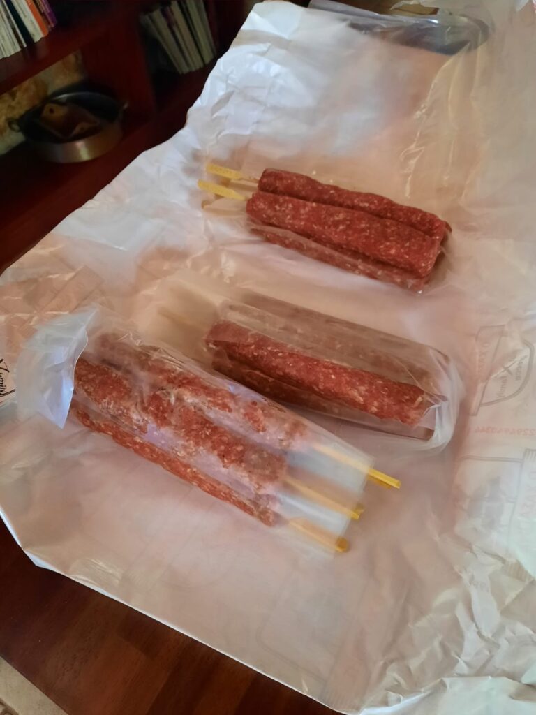 The local butcher made mutton sausages free from added sugar and binders: 100% meat with pure herbs & spices added.